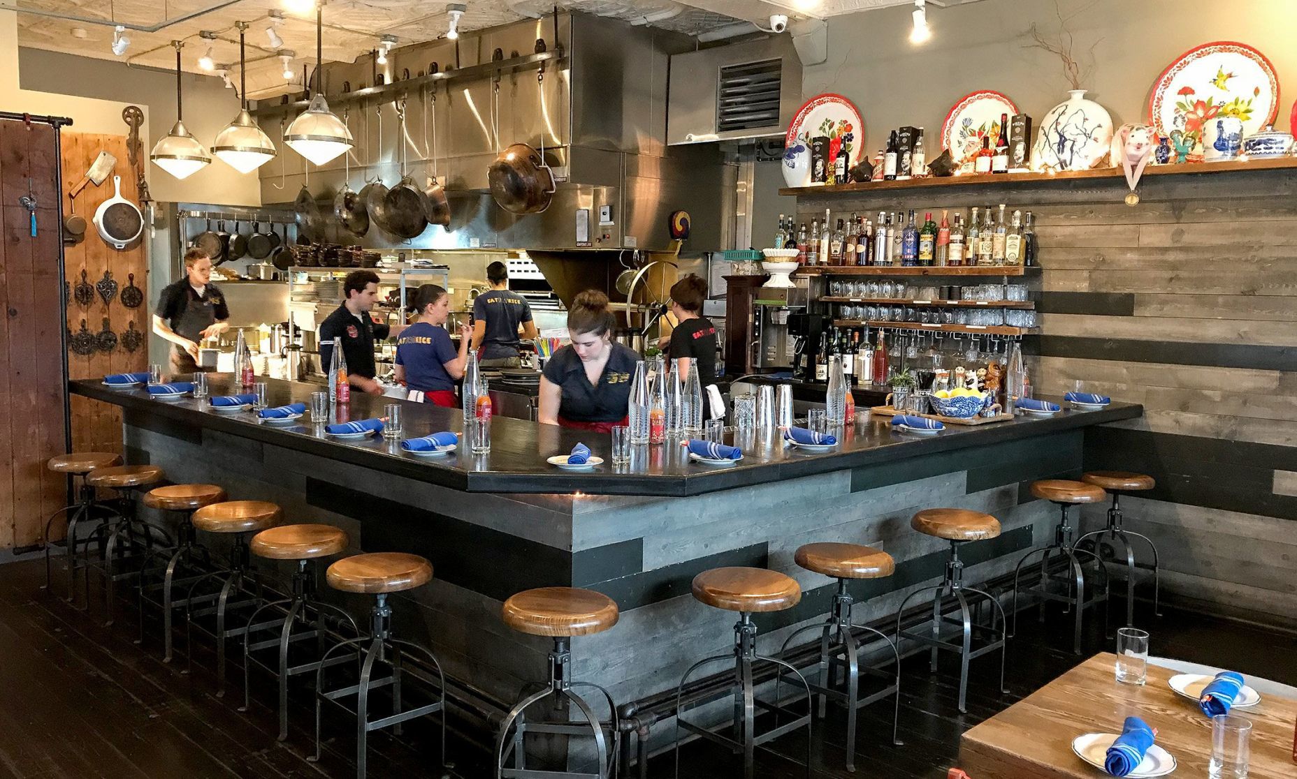 Travel to Chicago's neighborhoods
